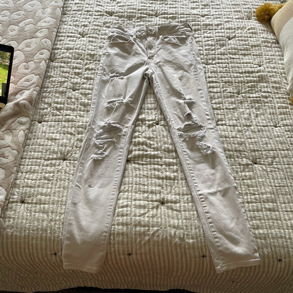 White distressed American eagle jeans size 6